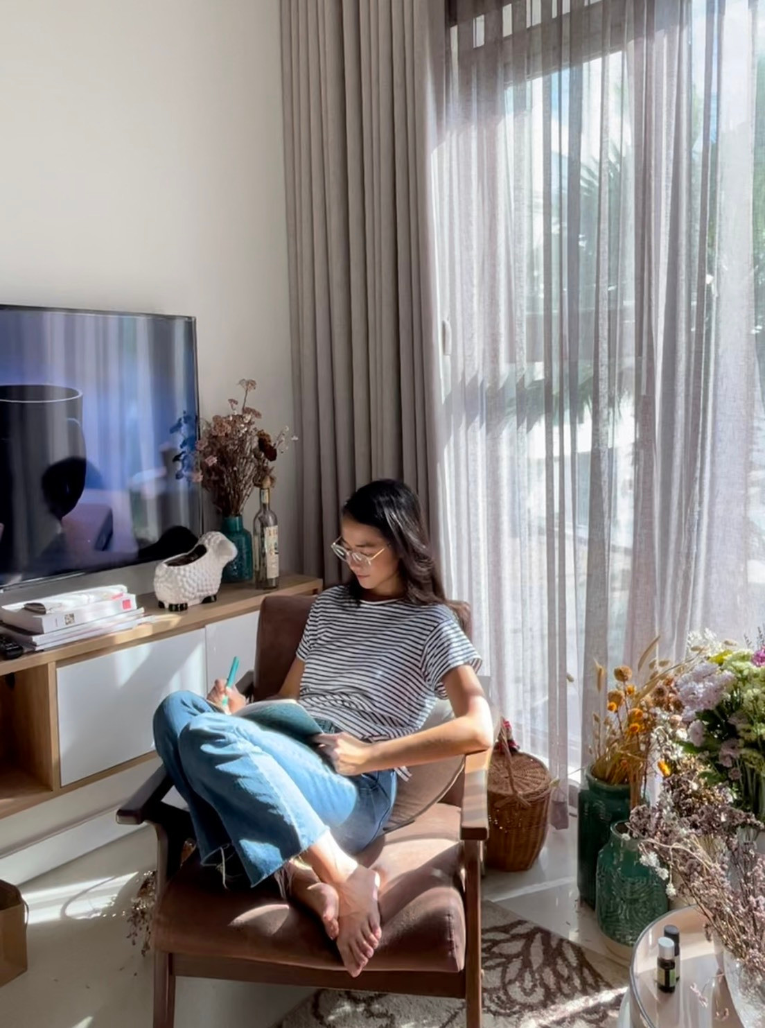 Cô đưa lời khuyên chọn lựa nội thất là tìm bất cứ thứ gì làm cho bạn thấy thoải mái. 'Mỗi người đều có gu của riêng mình, có người thích căn nhà nhiều màu sắc, người khác lại chọn tông trắng và đen. Vì thế, trang trí nhà cửa cũng khá giống cách bạn phối quần áo, là sự cân bằng giữa các màu sắc với nhau', Amandine bổ sung.