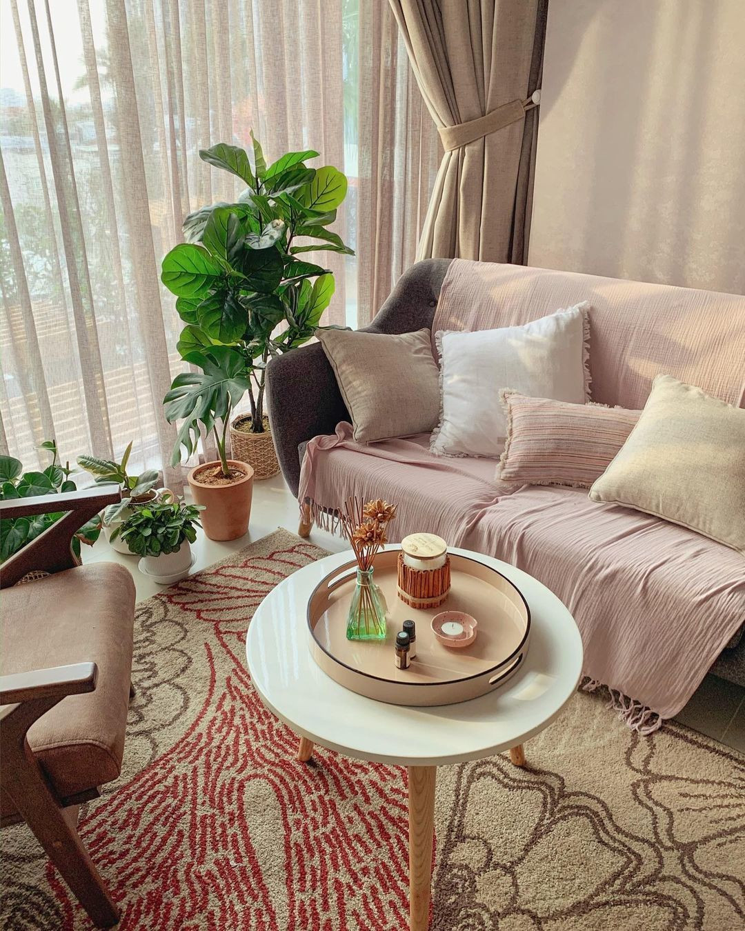 Hồi còn ở châu Âu, Amandine thường phối hợp các đồ nội thất cũ và mới với nhau. Do đó, khi chuyển tới sống ở TP HCM, cô vẫn duy trì thói quen này. Cô tìm được vài cửa hiệu chuyên bán những món đồ nội thất xưa cũ và mang trong mình một màu sắc rất riêng.