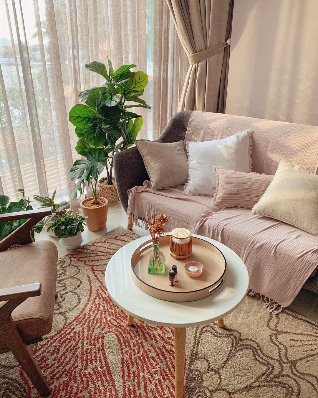 Hồi còn ở châu Âu, Amandine thường phối hợp các đồ nội thất cũ và mới với nhau. Do đó, khi chuyển tới sống ở TP HCM, cô vẫn duy trì thói quen này. Cô tìm được vài cửa hiệu chuyên bán những món đồ nội thất xưa cũ và mang trong mình một màu sắc rất riêng.