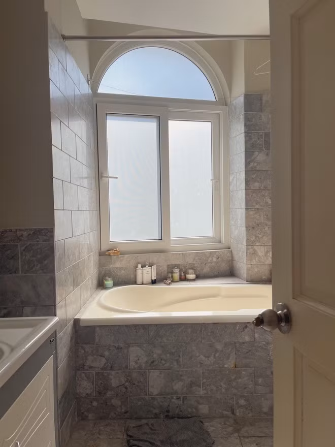 Với quan điểm của nhiều người trẻ 'nhà đi thuê không cần thiết phải decor', Amandine cho rằng: "Điều này còn tùy vào bạn muốn như thế nào và điều đó có làm bạn thấy thoải mái không. Nếu một người chỉ có kế hoạch thuê nhà vài tháng hoặc di chuyển liên tục vì công việc, sẽ dễ hiểu khi người đó không muốn mua sắm quá nhiều đồ đạc. Tuy nhiên, bạn vẫn có thể mua một vài món đồ nhỏ như nến thơm, chậu cây nhỏ hoặc chăn sofa để thay đổi không gian một chút. Tôi nghĩ đôi khi bạn không cần có quá nhiều thứ để cảm thấy tốt hơn'.