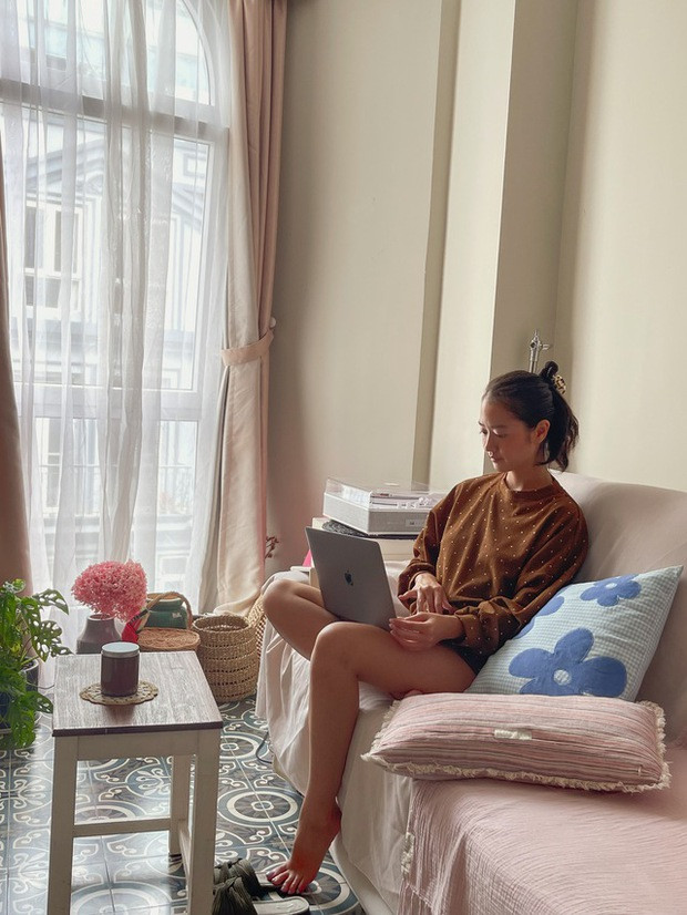 "Đối với Amandine, điều quan trọng của nơi ở là cảm giác mà nó mang lại và ánh sáng. Từ lúc sống ở Việt Nam, mình chọn những căn hộ có đầy đủ những nội thất và tiện nghi. Trong tương lai, khi quyết định mua 1 căn nhà và ổn định cuộc sống mình sẽ trang trí tất cả từ A đến Z theo phong cách của riêng mình: theo hơi hướng 1 chút hiện đại và 1 chút cổ điển cùng với những bức tranh và hoa nữa".