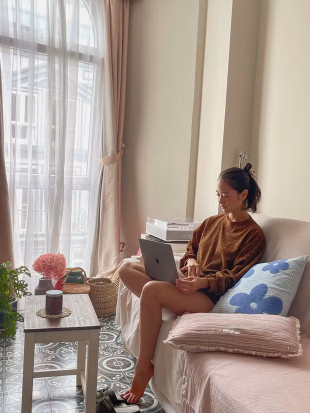 "Đối với Amandine, điều quan trọng của nơi ở là cảm giác mà nó mang lại và ánh sáng. Từ lúc sống ở Việt Nam, mình chọn những căn hộ có đầy đủ những nội thất và tiện nghi. Trong tương lai, khi quyết định mua 1 căn nhà và ổn định cuộc sống mình sẽ trang trí tất cả từ A đến Z theo phong cách của riêng mình: theo hơi hướng 1 chút hiện đại và 1 chút cổ điển cùng với những bức tranh và hoa nữa".