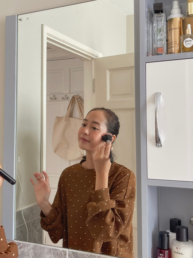 Vì đang dành nhiều thời gian ở nhà nên Amandine coi việc chăm sóc và trang trí nhà cửa vô cùng quan trọng. Cô gợi ý nên lựa chọn căn nhà có nhiều ánh sáng tự nhiên.