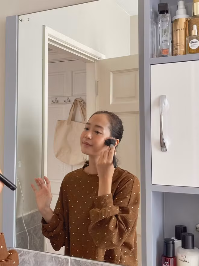 Vì đang dành nhiều thời gian ở nhà nên Amandine coi việc chăm sóc và trang trí nhà cửa vô cùng quan trọng. Cô gợi ý nên lựa chọn căn nhà có nhiều ánh sáng tự nhiên.