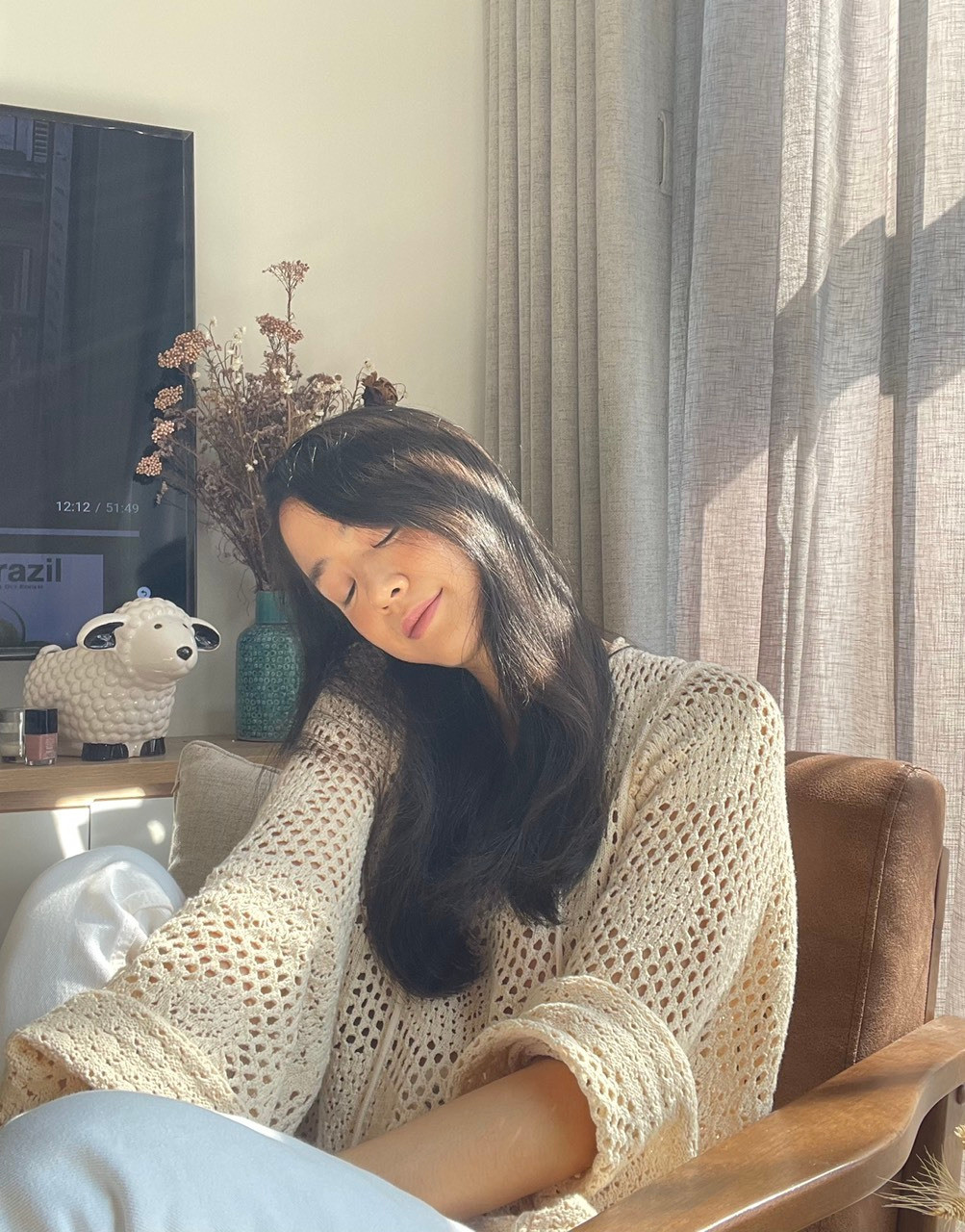 Amandine định nghĩa không gian sống tuyệt vời là nơi đem tới cảm giác vui vẻ khi đón mọi người tới chơi hay thoải mái một mình bên tách trà. 'Có thể bạn sẽ cần nhiều thời gian trước khi thật sự hoà hợp với ngôi nhà. Đó không chỉ là về cách trang trí hay mua những món đồ gì mà còn là những kỉ niệm của bạn khi sống ở đó, dù là một mình hay bên cạnh những người thân yêu', người đẹp cho hay.