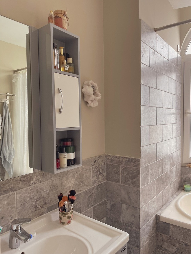 "Mình thấy người trẻ có một cuộc sống ngày càng năng động hơn, trong cả công việc lẫn đời sống hàng ngày. Đó cũng là lý do mà chúng mình cần 1 nơi để có thể nghỉ ngơi và dành thời gian cho bản thân. Nếu các bạn không sống 1 mình thì cũng nên có 1 căn phòng nhỏ là “chỗ trốn” của chính mình", cô nhận định.