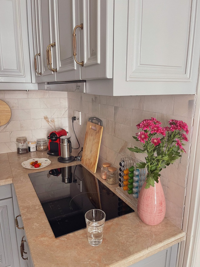 "Ngược lại, mình thấy khá phiền phức khi mua những món đồ nội thất có kích thước lớn như là sofa, giường hoặc các phụ kiện trang trí nhà cửa cỡ lớn. Khi thuê căn hộ nào đó, mình luôn nghĩ rằng bất kể điều gì cũng có thể xảy ra như 1 ngày nào đó, mình muốn thu dọn hành lý và chuyển đến một nơi xa hơn. Khi đó những món đồ có kích thước lớn sẽ gây khó khăn nếu mình muốn mang theo cùng.