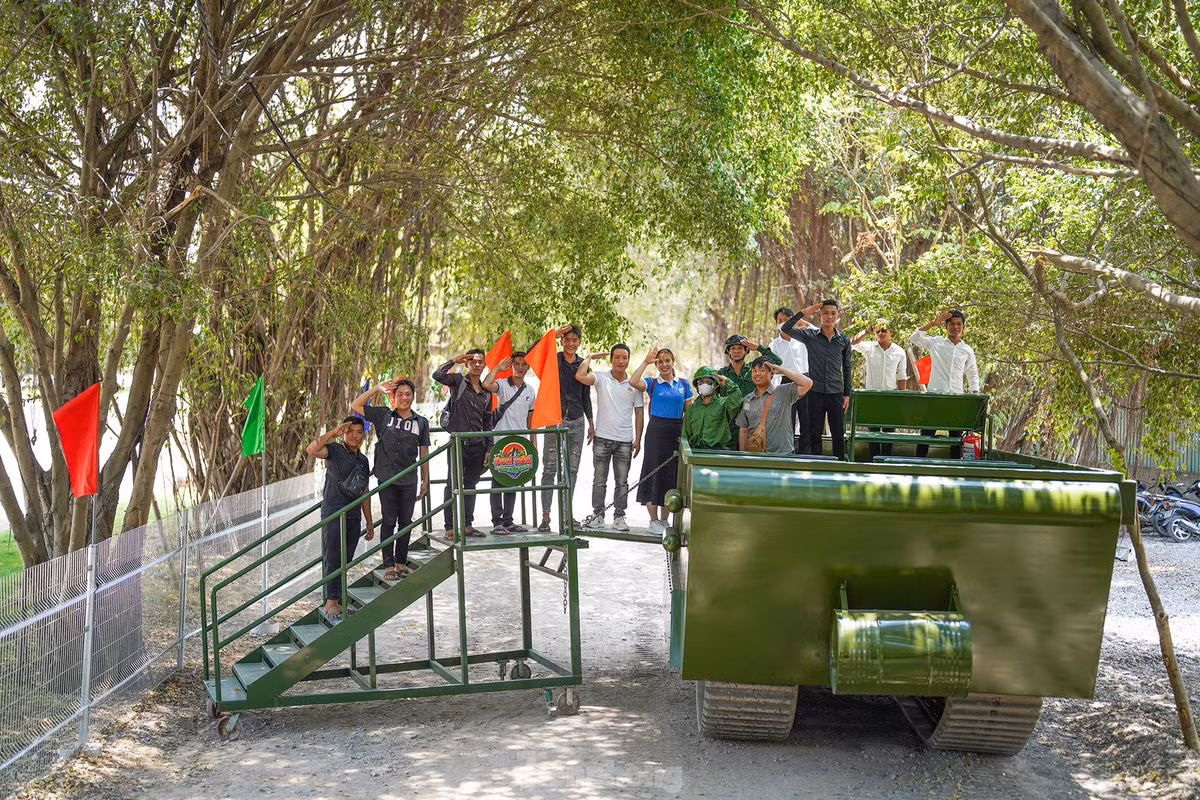 Chạy xe vượt địa hình xuyên rừng. Dịp Lễ 30/4 – 1/5 năm nay được nghỉ dài ngày, du khách có thể tìm đến KDL Sơn Tiên (TP Biên Hoà, Đồng Nai) thử một lần trải nghiệm xe thiết giáp khám phá vùng đất hoang sơ tựa như rừng rậm Amazon thu nhỏ.