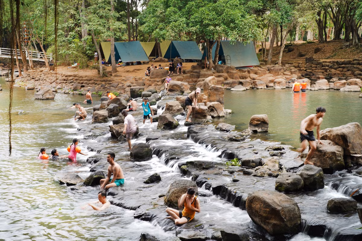 Thác Giang Điền nằm tại xã Giang Điền, huyện Trảng Bom (tỉnh Đồng Nai) thu hút nhiều khách du lịch bởi không khí trong lành và dòng thác nước mát lạnh.