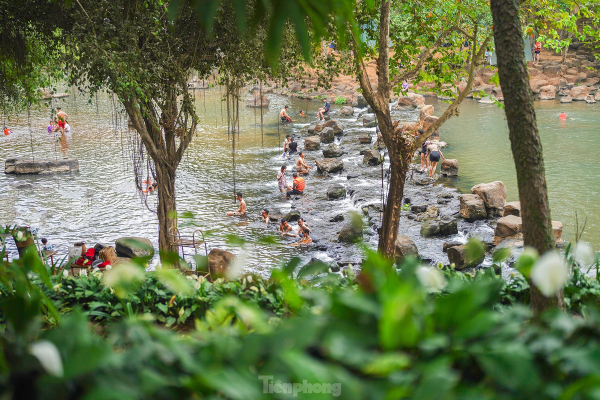 Tuần này, các thành viên trong nhà bàn nhau đi tắm thác thì thấy chỗ này đúng là mát mẻ thật. Nắng nóng như này mà tắm thác dưới bóng cây thì còn gì bằng", anh Nguyễn Quốc Linh (ngụ quận 7, TPHCM) chia sẻ.
