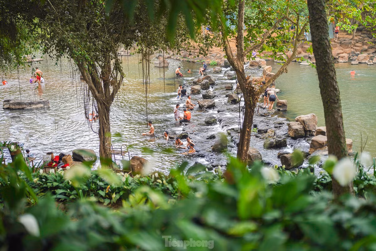 Tuần này, các thành viên trong nhà bàn nhau đi tắm thác thì thấy chỗ này đúng là mát mẻ thật. Nắng nóng như này mà tắm thác dưới bóng cây thì còn gì bằng", anh Nguyễn Quốc Linh (ngụ quận 7, TPHCM) chia sẻ.