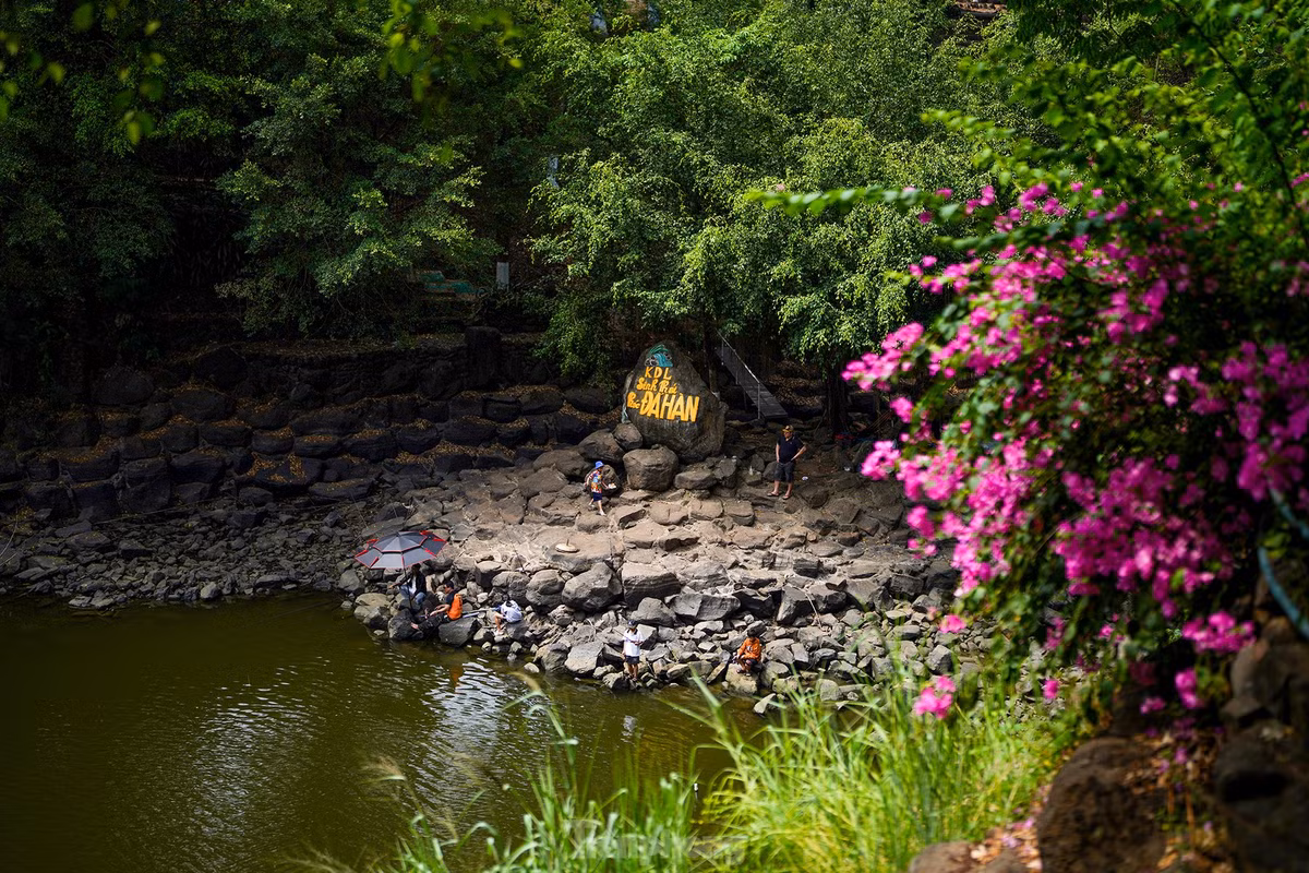 Thác Đá Hàn toạ lạc tại trục đường Sông Trầu 11, Thị trấn Trảng Bom, huyện Trảng Bom, tỉnh Đồng Nai. Nằm cách TPHCM chừng 60km, thác Đá Hàn trở thành địa điểm cắm trại, tham quan, câu cá... của người dân Đồng Nai lẫn các tỉnh, thành lân cận.