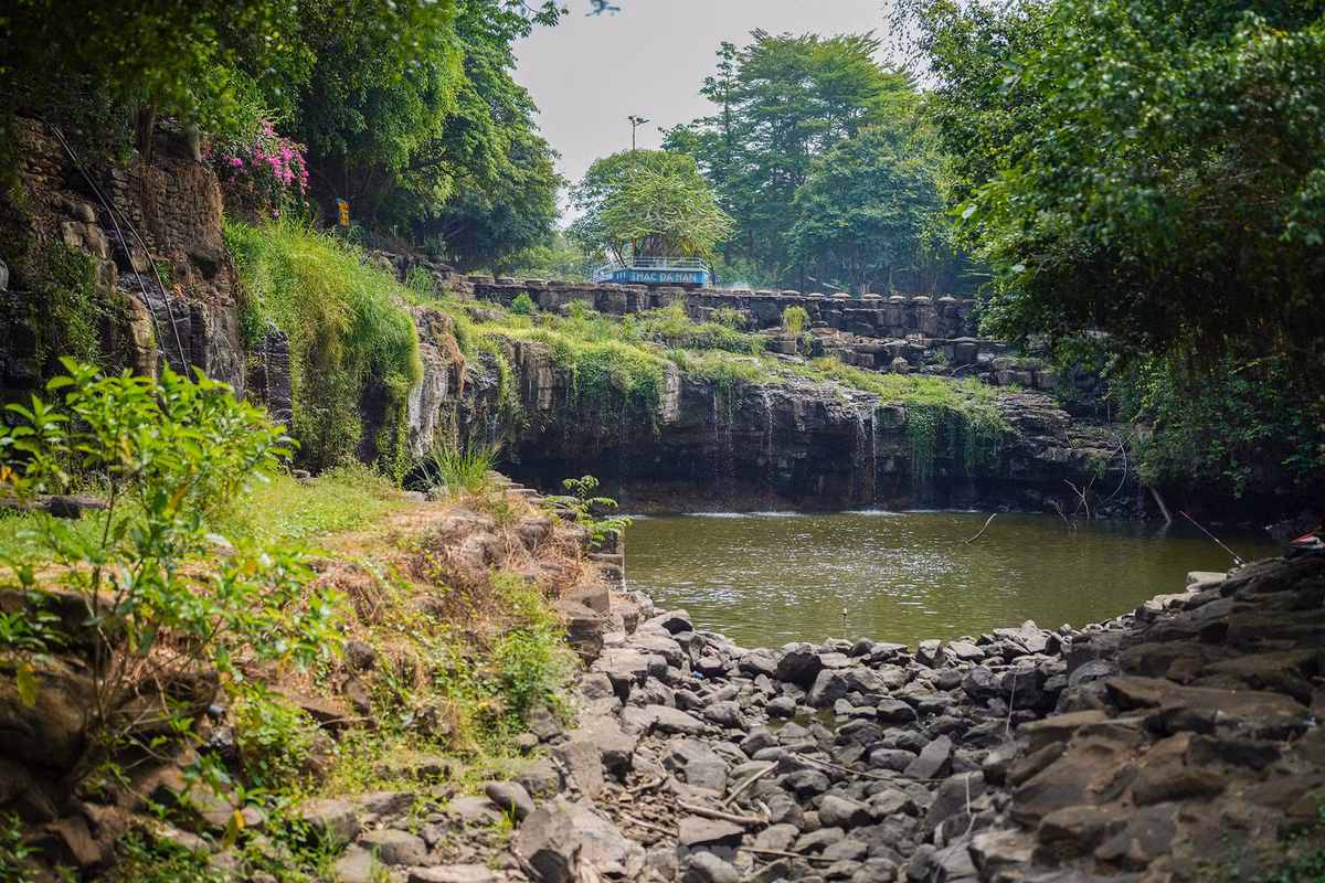 Nguồn nước tại thác Đá Hàn bắt nguồn từ rừng Nam Cát Tiên, sông La Ngà, Hồ Trị An... Tất cả dòng chảy tự nhiên này cùng nhau hòa quyện, xuôi về thác Đá Hàn và tạo nên vẻ đẹp hùng vĩ cho nơi đây. Tuy nhiên, hiện tại lượng nước tại Thác Đá Hàn không nhiều như thác Giang Điền. 