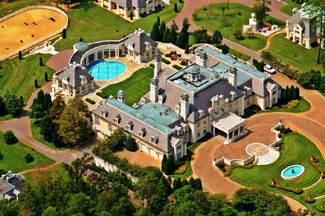 Khu dinh thự có 15 phòng ngủ, một rạp chiếu phim với 25 chỗ ngồi, 1 chuồng ngựa và 1 nhà để xe, có thể chứa cùng lúc 12 xe.