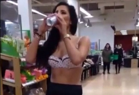 Cô nàng Rebecca Dagley cũng có kiểu gây sốc khác, khi cô cởi bỏ chiếc áo mưa của mình để vượt qua trò chơi Neknominate ngay trong một siêu thị ở Leicester, Anh.