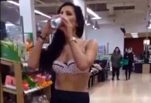 Cô nàng Rebecca Dagley cũng có kiểu gây sốc khác, khi cô cởi bỏ chiếc áo mưa của mình để vượt qua trò chơi Neknominate ngay trong một siêu thị ở Leicester, Anh.