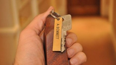 Mỗi khách sạn ở đây đều được khắc tên các nhà viết kịch người Anh và diễn viên nổi tiếng. Mỗi phòng đều khắc tôn vinh những ngôi sao sáng màn ảnh nước này.