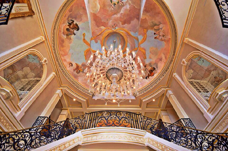 Mái vòm này được vẽ tay ở tiền sảnh lớn do một nghệ sĩ nổi tiếng người Anh sáng tác.