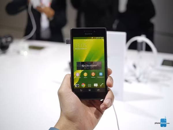 Bên cạnh 2 “bom tấn” Xperia Z2 và Xperia Z2 Tablet, Sony còn mang đến MWC năm nay smartphone tầm trung Xperia M2. Sở hữu thiết kế Omni Balance truyền thống, sản phẩm sở hữu màn hình 4.8” cùng độ phân giải qHD 540 x 960 pixel, cho mật độ điểm ảnh 229 ppi. M2 được trang bị camera sau 8MP với cảm biến Exmor RS, hỗ trợ quay film full HD và có hai tính năng cao cấp Defocus và Motiongraph giống Xperia Z2. Dung lượng pin 2300 mAh đủ dùng để gọi 14 tiếng liên tục qua mạng 3G. Xperia M2 cũng được ưu ái khi có hỗ trợ kết nối 4G LTE, NFC hay hỗ trợ thiết bị đầu ra với Miracast.