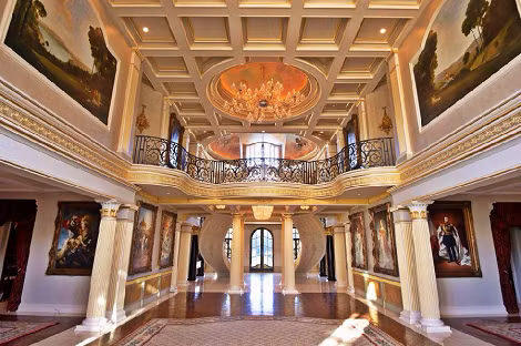 Ấn tượng nhất là các câu chuyện cổ xưa và nghệ thuật vẽ tay graffiti trên tường.