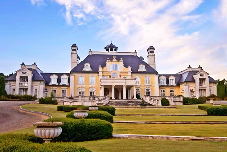 Biệt thự mất 4 năm để hoàn thành với các nghệ sĩ và kiến trúc sư nổi tiếng từ châu Âu.