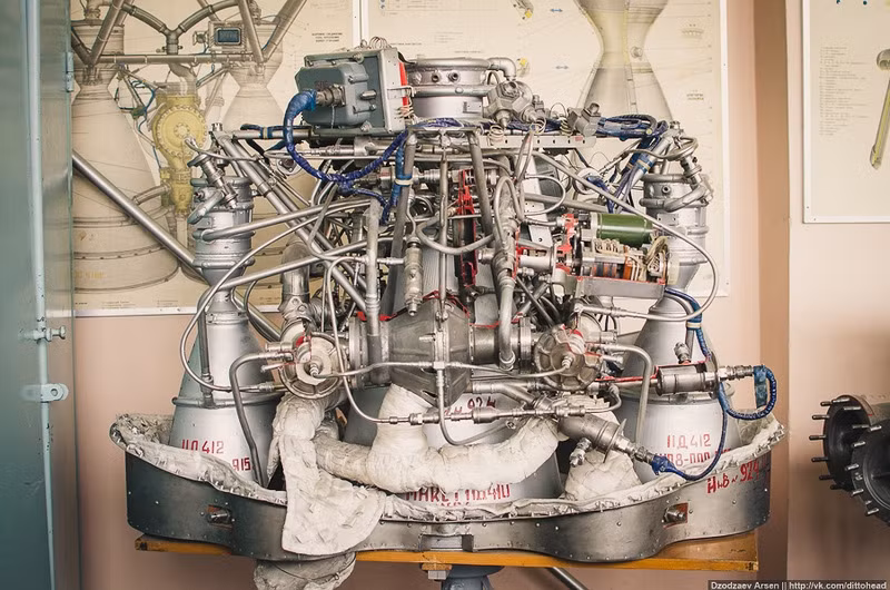 Bộ phận động cơ E dùng trong chương trình Thám hiểm Mặt trăng của Xô – viết trước đây. Hiện còn giữ được 3 mẫu của động cơ này.