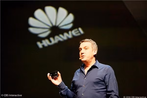 Bên cạnh các thiết bị di động mới ra mắt, Huawei còn giới thiệu thêm tới công chúng một bộ định tuyến không dây mới có tên E5786 và được hãng mệnh danh như là có tốc độ truyền tải dữ liệu không dây nhanh nhất trên thế giới hiện nay. E5786 sẽ cung cấp mạng LTE Cat 6 với tốc độ download có thể đạt tới 300 Mbps và tốc độ upload tối đa là 100 Mbps, tuy nhiên, người dùng cũng sẽ phải cần đến các mạng di động để sử dụng được nó.