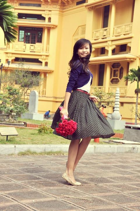 Ngoài đời, Hoàng My là một cô gái có vẻ ngoài nữ tính, đáng yêu, song cũng không kém phần cá tính, nổi loạn. Cô gái năng động này cũng từng là Ủy viên Ban chủ nhiệm Đội tình nguyện xung kích.