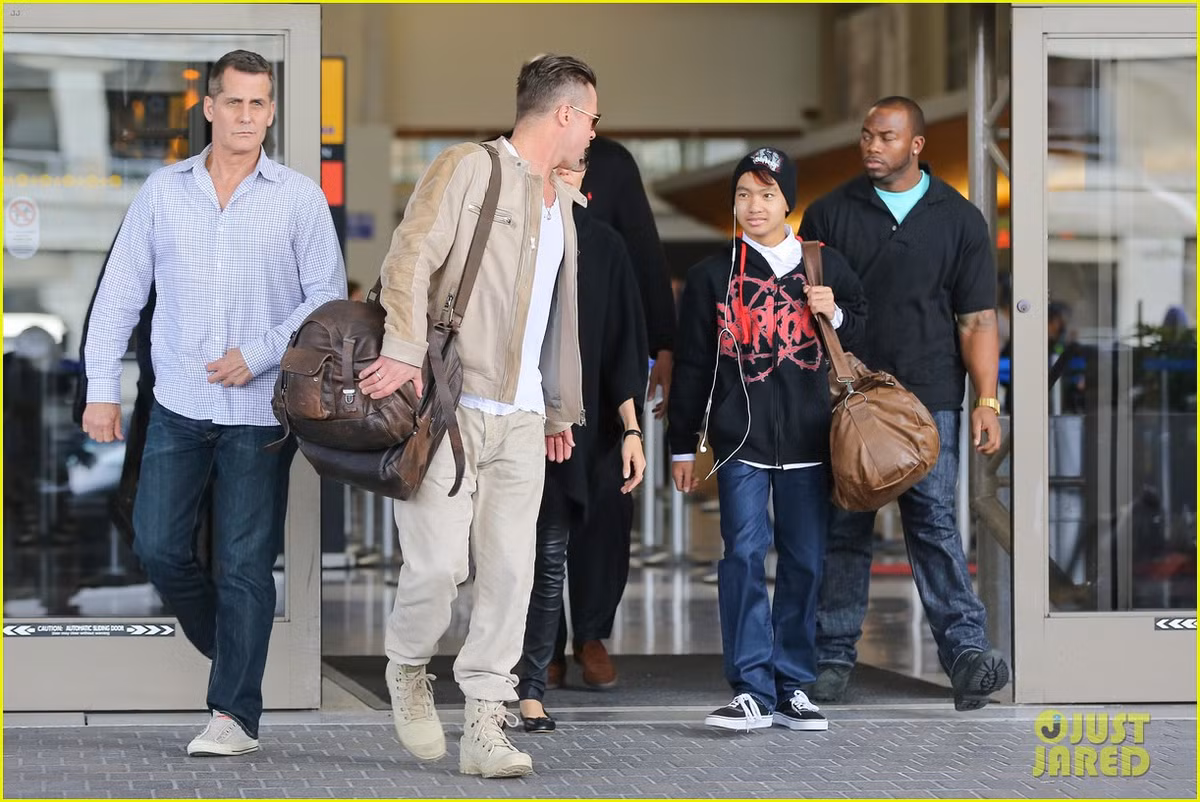 Brad trò chuyện khá vui vẻ với cậu con trai Maddox. Được biết gia đình này vừa có một chuyến đi ngắn ngay tới London để tham dự lễ trao giải của nền điện ảnh Anh quốc BAFTA 2014 năm nay. Gia đình này rời sân bay cùng với 3 vệ sỹ nữa.