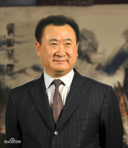 Wang Jianlin là một tỷ phú trẻ. Ông là chủ tịch của Wanda Group, một trong những công ty phát triển bất động sản lớn nhất Trung Quốc. Ông cũng điều hành các rạp chiếu phim lớn nhất thế giới. Đặc biệt sau khi đầu tư 2,6 tỷ USD cho AMC Entertainment Holdings vào năm 2013, ông đã vươn lên là người giàu thứ 3 TQ.