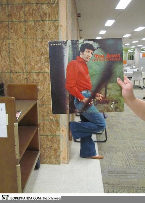 Nghệ sĩ nhạc đồng quê Tom Jones của những năm 80 "bất ngờ" xuất hiện giữa thế kỉ 21.