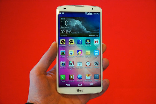 LG G Pro 2 cũng đã được trình làng, khẳng định sẽ mang đến “trải nghiệm phablet hoàn toàn mới mẻ”. Sản phẩm sở hữu màn hình 5,9” IPS full HD, mỏng 8,3mm, chip Snapdragon 800 lõi tứ 2,26GHz, RAM 3 GB bộ nhớ trong 16/32 GB kèm khe cắm thẻ nhớ, camera sau 13MP có khả năng quay video 4K, các nút vật lý được bố trí ở sau nắp lưng của máy. Như các rò rỉ trước đó, sản phẩm trình diễn tính năng Knock Code rất tốt, hứa hẹn sẽ là đối thủ đáng gờm của TouchID.