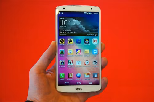 LG G Pro 2 cũng đã được trình làng, khẳng định sẽ mang đến “trải nghiệm phablet hoàn toàn mới mẻ”. Sản phẩm sở hữu màn hình 5,9” IPS full HD, mỏng 8,3mm, chip Snapdragon 800 lõi tứ 2,26GHz, RAM 3 GB bộ nhớ trong 16/32 GB kèm khe cắm thẻ nhớ, camera sau 13MP có khả năng quay video 4K, các nút vật lý được bố trí ở sau nắp lưng của máy. Như các rò rỉ trước đó, sản phẩm trình diễn tính năng Knock Code rất tốt, hứa hẹn sẽ là đối thủ đáng gờm của TouchID.