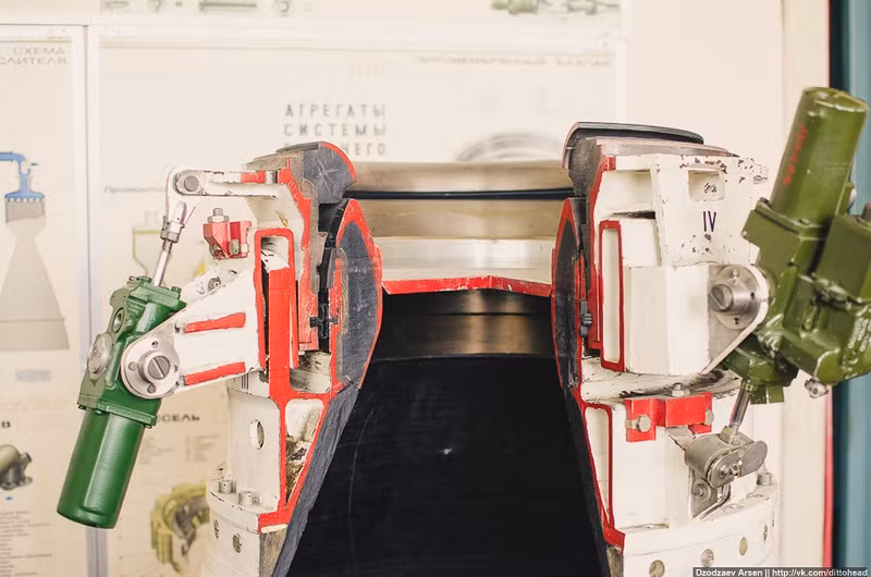 Vòi phun bên trong động cơ vững chãi với cơ chế nghiêng.