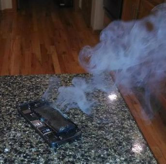 Khói bắt đầu bốc lên khoảng 3 phút trước khi chủ nhân chiếc điện thoại tháo thành công nắp vỏ và cách ly thỏi pin để tránh chịu thêm thiệt hại.