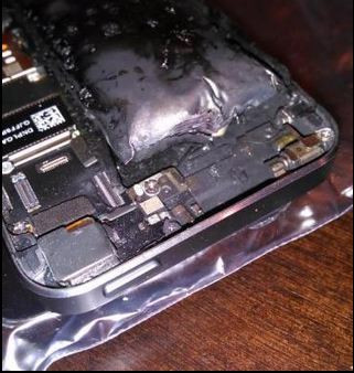 Chủ nhân của chiếc điện thoại cho biết, bất ngờ thỏi pin phía sau bắt đầu phồng lên.