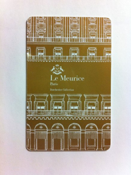 Thẻ chìa khóa ở Le Meurice ở Paris là bản phác thảo được làm sang trọng và cách điệu hình ảnh mặt tiền của khách sạn.