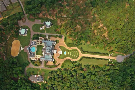 Cảnh quan dinh thự được kết cấu theo hình một chiếc đàn ghi ta.