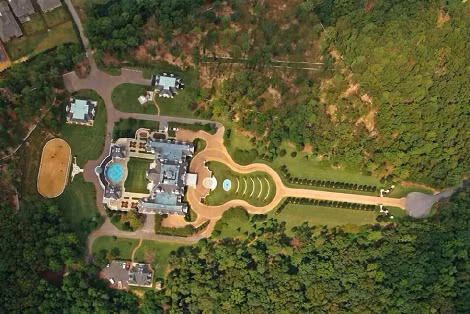 Cảnh quan dinh thự được kết cấu theo hình một chiếc đàn ghi ta.