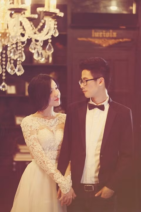 Những bức ảnh cưới của JVevermind (JV) và Mie khiến nhiều bạn trẻ yêu mến cặp đôi này không khỏi thắc mắc liệu rằng sắp có đám cưới nào diễn ra hay không.