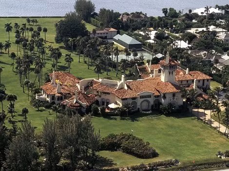  Mar-a-Lago State, bãi biển Palm, Florida. Sau khi sống ở đây 10 năm, ông trùm Trump đã biến khách sạn này thành một câu lạc bộ. Vào năm 1985, ông mua nó với giá 10 triệu. Căn nhà lí tưởng này bao gồm 58 phòng ngủ, 33 phòng tắm, 12 lò sưởi và 3 hầm tránh bom.