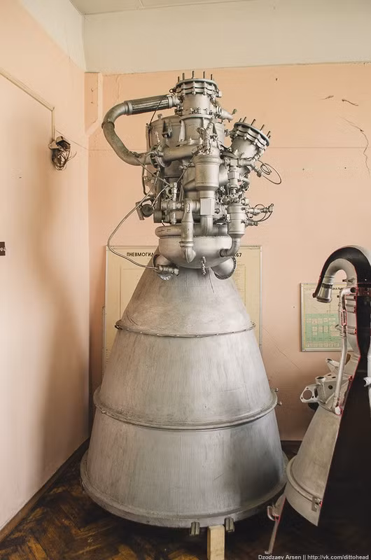 Hệ thống nhiên liệu đẩy dạng lỏng khổng lồ.