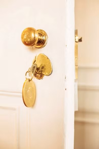 Các chìa khóa được làm bằng đồng rắn hình chữ O, theo xu hướng cách điệu thế kỉ 19.