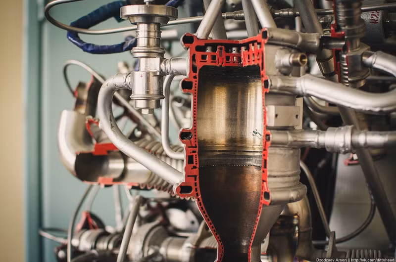 Bộ phận E chịu trách nhiệm cung cấp lực phanh cho tên lửa khi hạ cánh. Sau khoảng thời gian đổ bộ lên mặt trăng kéo dài từ 6 – 24 giờ, đến lượt bộ phận I sẽ làm nhiệm vụ giúp tàu thám hiểm rời khỏi mặt đất và bay lên.