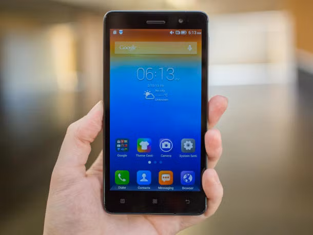 Tại MWC năm nay, Lenovo đã mang đến một smartphone khắc phục nhược điểm pin thuộc dạng trung bình và yếu của mình. Lenovo S860 khá nổi bật với RAM 2 GB được trang bị vi xử lý lõi tứ MediaTek MT6582 tốc độ 1.3Ghz, màn hình 5.3” độ phân giải HD 1280 x 720. Chạy trên nền tảng Android 4.2 Jelly Bean được tùy biến giao diện Lenovo, thiết bị có camera chính 8MP kèm đèn flash LED, camera trước 1.5MP, hỗ trợ hai SIM và dày 10.3 mm. Đặc biệt thỏi pin “khủng” 4000mAh cho phép thời gian chờ tới 40 ngày và thời gian gọi điện, sử dụng 3G 24 tiếng liên tục. Người dùng cũng có thể dùng Lenovo S860 để sạc cho các thiết bị khác thông qua cáp microUSB và tính năng OTG.