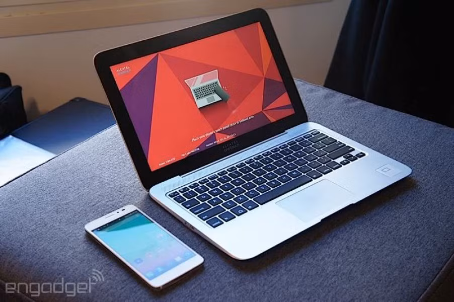Tại hội nghị MWC 2014, công ty điện tử viễn thông Pháp - Alcatel đã tiết lộ nguyên mẫu một thiết bị giống laptop với tên gọi OneTouch Smartbook. Với ý tưởng sẽ có một chiếc smartphone Android đóng vai trò bộ não với phần vỏ laptop, Alcatel cho biết sẽ thực hiện điều này thông qua kết nối không dây thay vì kết nối vật lý thông thường. Dưới bàn tay của Alcatel, SmartBook có thể hoạt động với mọi điện thoại mà không cần đến NFC, miễn là có màn hình điện dung.