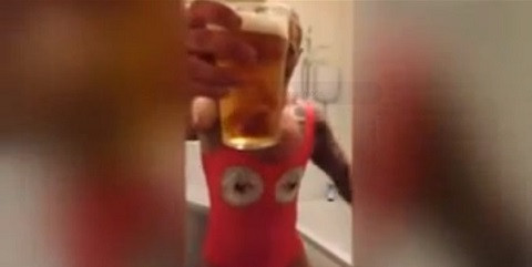 James Steel mới đây gây sốc khi xuất hiện trong một đoạn clip trong bộ đồ bơi màu hồng, tay giơ một cốc bia đựng hai chú cá vàng và sau đó uống cạn.