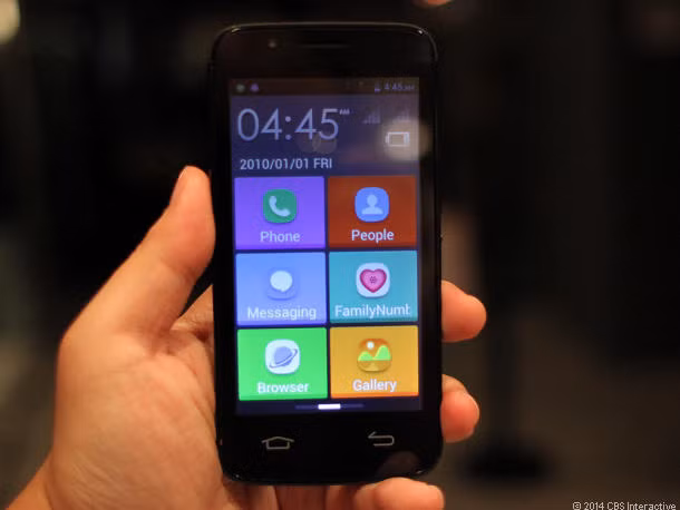 Yezz Andy AZ4.5 – chiếc smartphone dành cho người cao tuổi. Xuất hiện tại MWC 2014, Yezz Andy AZ4.5 sẽ là một chiếc smartphone rất thích hợp với người dùng lớn tuổi khi sở hữu giao diện và cài đặt thiết kế dễ nhìn. Sản phẩm sở hữu một phím bấm SOS sau lưng cho phép liên lạc tới 10 người trong những trường hợp khẩn cấp.