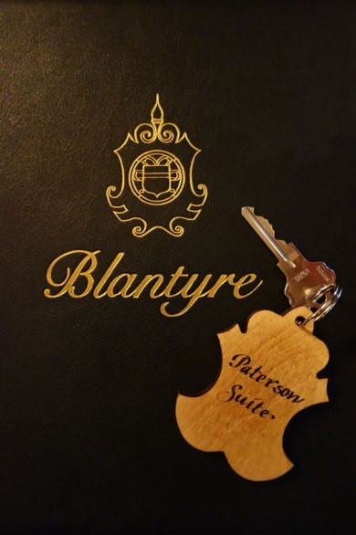 Gỗ chạm khắc và thư pháp tạo nên sự khác thường cho chìa khóa các khách sạn nơi đây, lấy cảm hứng từ cửa sổ kính màu dị thường và kiến trúc từ những năm 1902.