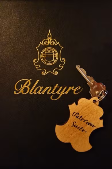 Gỗ chạm khắc và thư pháp tạo nên sự khác thường cho chìa khóa các khách sạn nơi đây, lấy cảm hứng từ cửa sổ kính màu dị thường và kiến trúc từ những năm 1902.